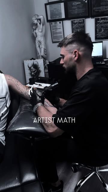Radu Butum lucrând la un tatuaj în studioul Rival Tattoo