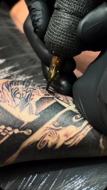 Prim-plan din procesul de tatuare, tehnică stippling