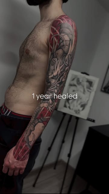 Sleeve custom cu accente roșii și structură geometrică