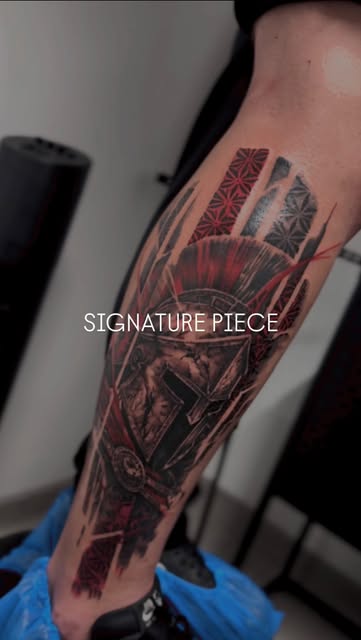 Tatuaj signature piece cu roșu, negru și forme geometrice